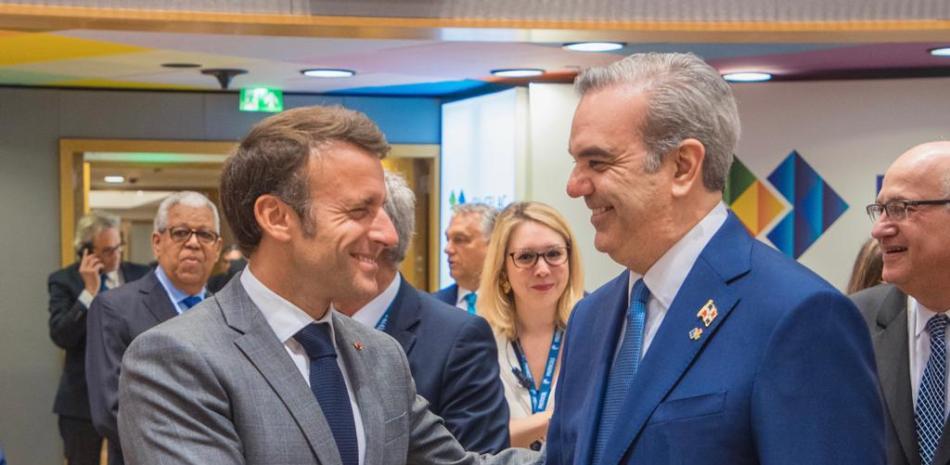 Presidentes Abinader y Macron dialogan por varios minutos en Cumbre UE-CELAC