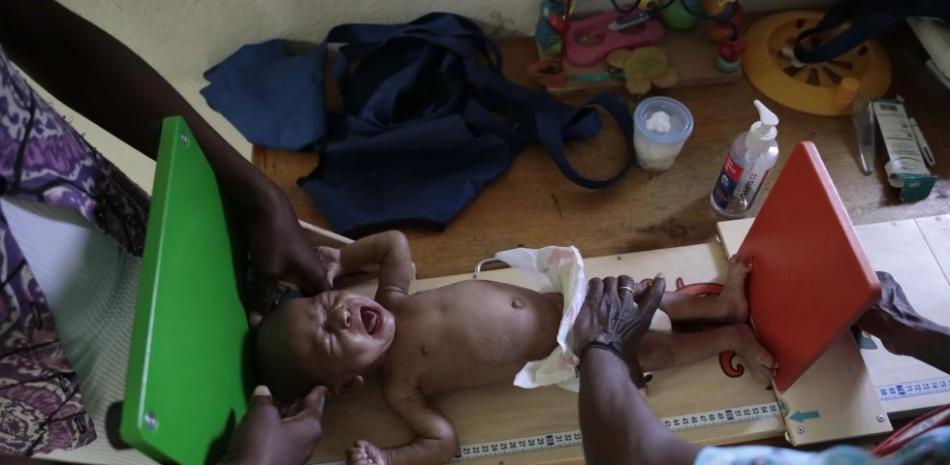 Un trabajador de la salud mide a un bebé desnutrido en el Centro Gheskio en Puerto Príncipe, Haití, el viernes 14 de julio de 2023. El Centro monitorea semanalmente el aumento de peso y el crecimiento de los niños desnutridos y entrega suplementos terapéuticos a base de maní. para ayudarles a subir de peso