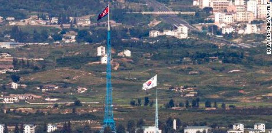 Banderas de Corea del Norte, al fondo, y de Corea del Sur, al frente, ondean en la franja fronteriza entre ambos países, en Paju, Corea del Sur.