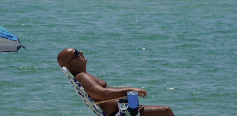 Un bañista disfruta del sol en Florida