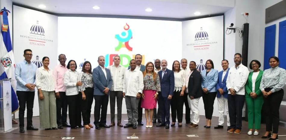 El director ejecutivo del INEFI, Alberto Rodríguez, con miembros del comité organizador de los X Juegos Escolares Deportivos Nacionales Barahona 2023.