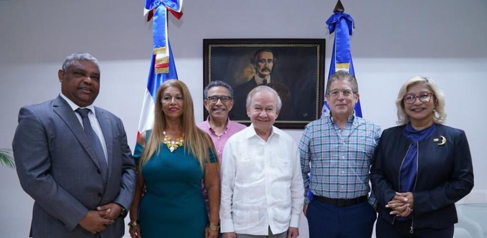 Aridio Castillo, Marisol Pérez, Chiqui Haddad, Ellis Pérez, Iván  Ruiz e Hilda Peguero.