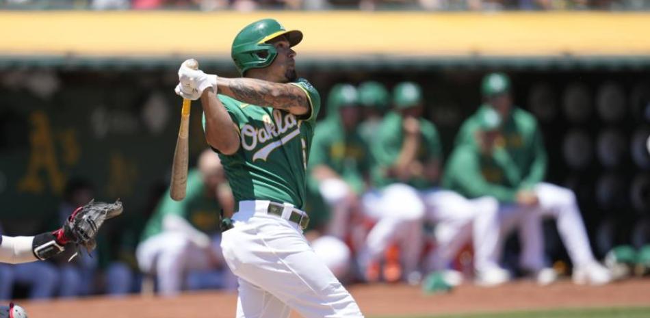 Jace Peterson, de los Atléticos de Oakland, conecta un jonrón de dos carreras en el duelo  ante los Medias Rojas de Boston.