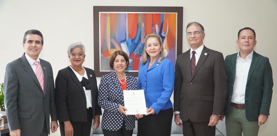 Hermenegilda del Rosario Fondeur Ramírez junto a los demás jueces del TSE.