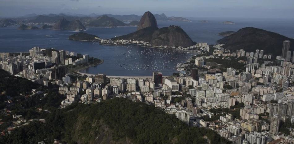 El Pan de Azúcar y la Bahía de Guanabara se ven en Río de Janeiro, Brasil, el 8 de julio de 2016. El número de muertes violentas en 2022 alcanzó el nivel más bajo en más de una década, según un informe del 20 de julio de 2023 de investigadores brasileños del Foro Brasileño de Seguridad Pública, un grupo independiente que rastrea delitos.