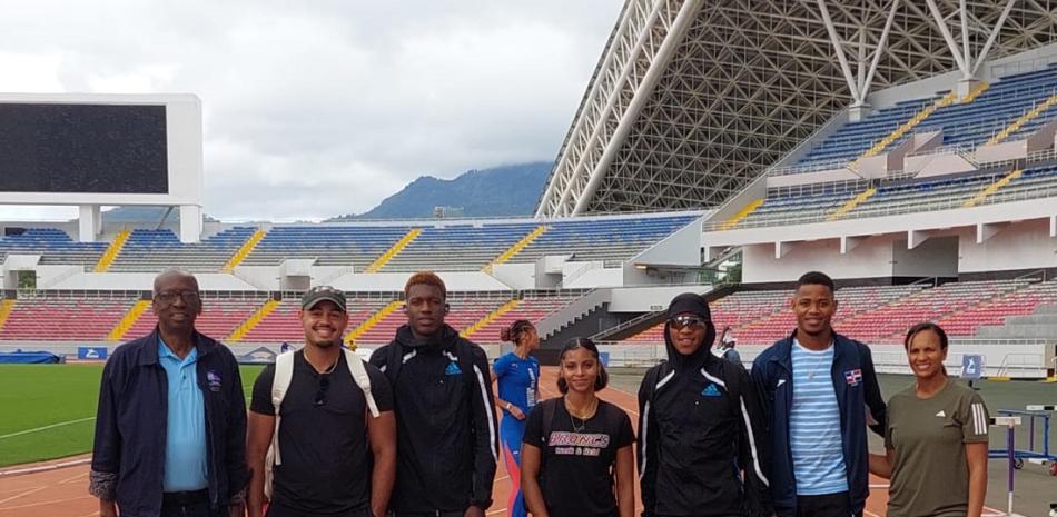 La delegación de atletismo que partió para Costa Rica a un evento de la Nacac.