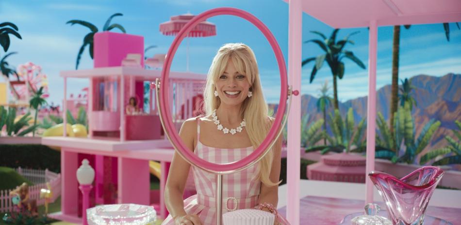 Margot Robbie en una escena de "Barbie" en una imagen proporcionada por Warner Bros. Pictures. Con el lanzamiento del viernes 21 de julio de 2023 de la "película Barbie" protagonizada por Robbie, el color "Rosa Barbie" se ha convertido en el centro de atención en las redes sociales y el mundo de la moda.