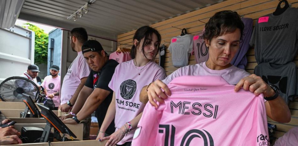 Fans compran la camiseta del jugador argentino Lionel Messi antes de su debut con el   Inter Miami.