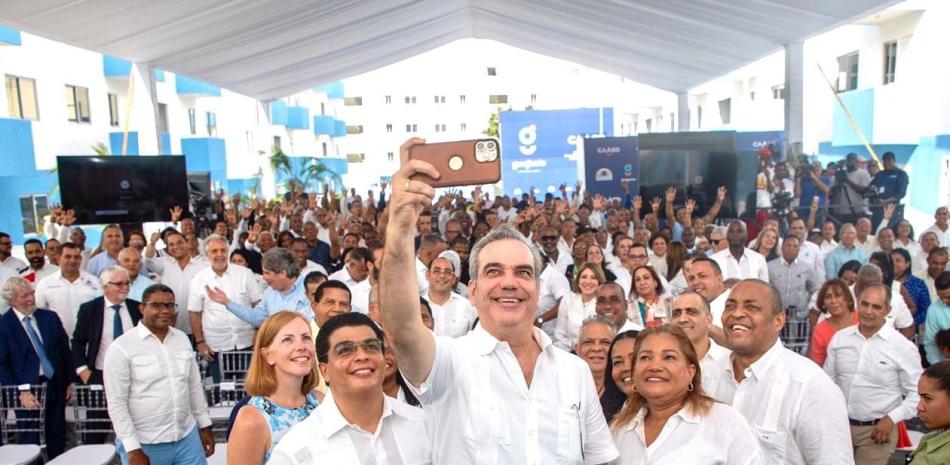 El presidente Luis Abinader se hace una foto personal en Guajimía.