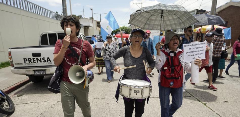 Los manifestantes se reúnen frente a la fiscalía de Guatemala