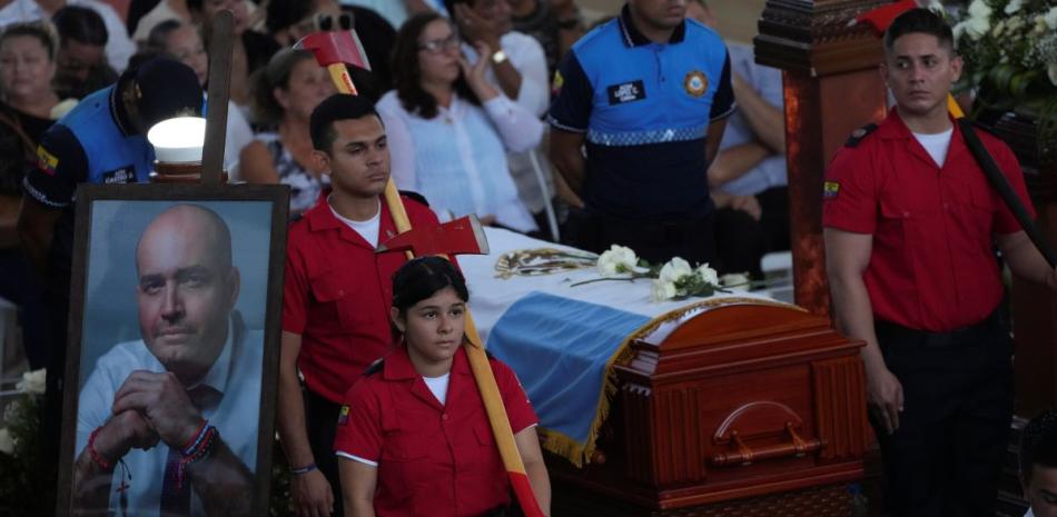 Bomberos custodian el ataúd durante el funeral del alcalde de Manta, Agustín Intriago, quien fue asesinado por desconocidos el fin de semana en Manta.