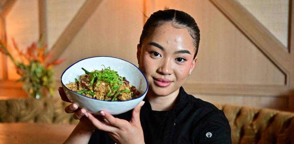 La chef Tue Nguyen presenta un bol de su arroz frito Didi en su primer restaurante, que pronto abrirá, llamado Di Di (¡Vamos! en vietnamita), en West Hollywood, California, el 10 de julio de 2023, mientras continúan los preparativos para la inauguración el 20 de julio