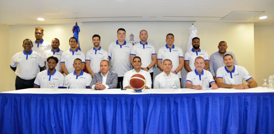 Rafael Uribe, al centro, presidente de Fedombal, junto al dirigente de la selección dominicana de basket Néstor -Ché- García; Garibaldy Bautista, jugadores, técnicos y miembros del Comité Ejecutivo de la Federación.