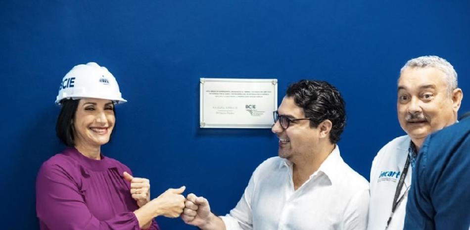 Raquel Arbaje y el director del BCIE por la República Dominicana, Hostos Rizik.