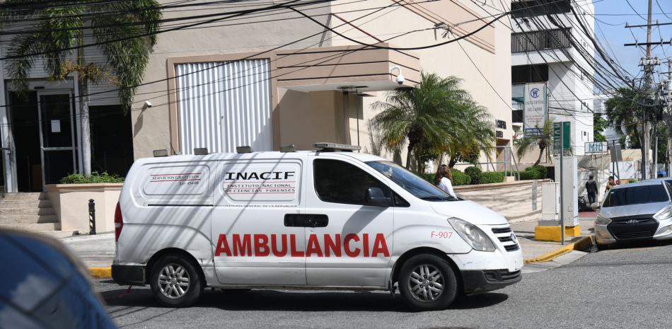 Ambulancia del Inacif en la que fue trasladado el cuerpo de la persona fallecida al lanzarse del cuarto piso de una plaza comercial en Santo Domingo.