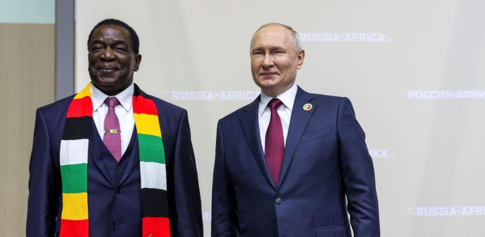 El presidente ruso Vladímir Putin, derecha, y el presidente de la República de Zimbabue, Emmerson Dambudzo Mnangagwa, posan en el marco de la cumbre Rusia-África en San Petersburgo, ayer.