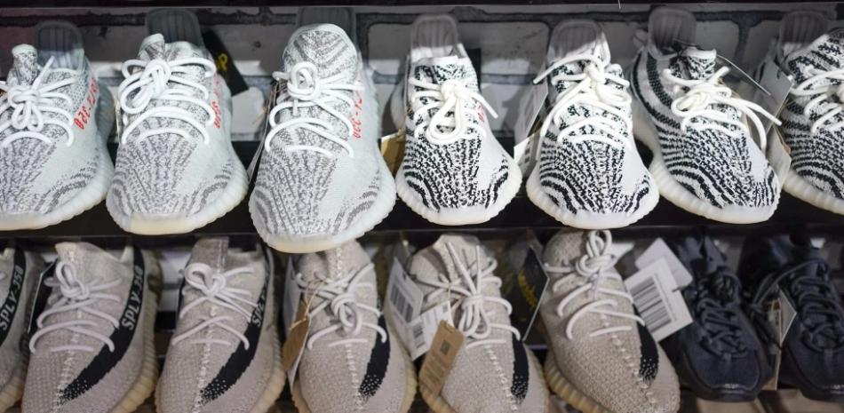 Los zapatos Yeezy fabricados por Adidas se exhiben en Laced Up, una tienda de reventa de zapatillas, en Paramus, Nueva Jersey, el 25 de octubre de 2022. Adidas lanzará un segundo lote de zapatillas Yeezy de alta gama después de cortar lazos con el rapero Ye, anteriormente conocido como Kanye West