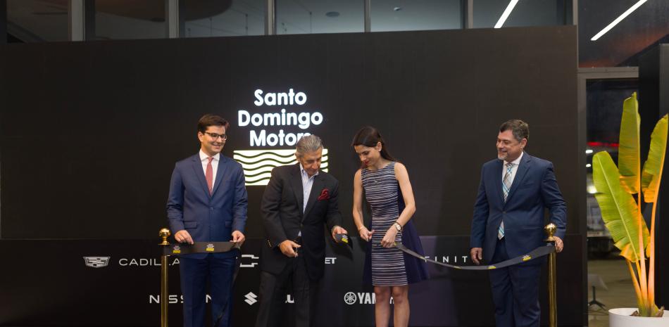 Cortan la cinta inaugural de la sucursal, Miguel Barletta, Aníbal Rodríguez y los hermanos Alexis y Justine Anselin Barletta.