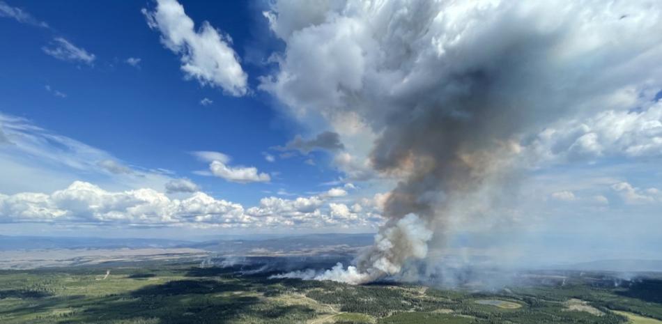 Esta imagen aérea del 27 de julio de 2023 del Servicio de Incendios Forestales de Columbia Británica muestra el humo del incendio forestal Ross Moore al sur de Kamloops, Columbia Británica, Canadá.