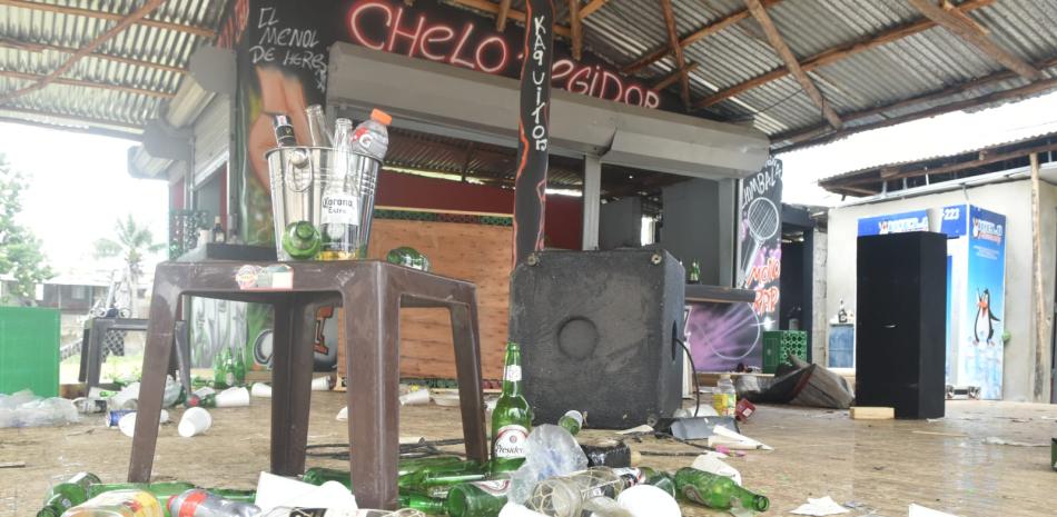 Rastros de los desórdenes escenificados durante la celebración de una fiesta clandestina en el negocio “El Petilla”.