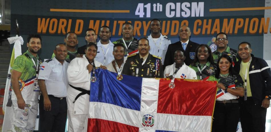 Delio Colón Rosario y Gilberto García, presidentes del Círculo Deportivo Militar y la Federación Dominicana de Judo, junto a los medallistas del país y otros miembros del equipo.