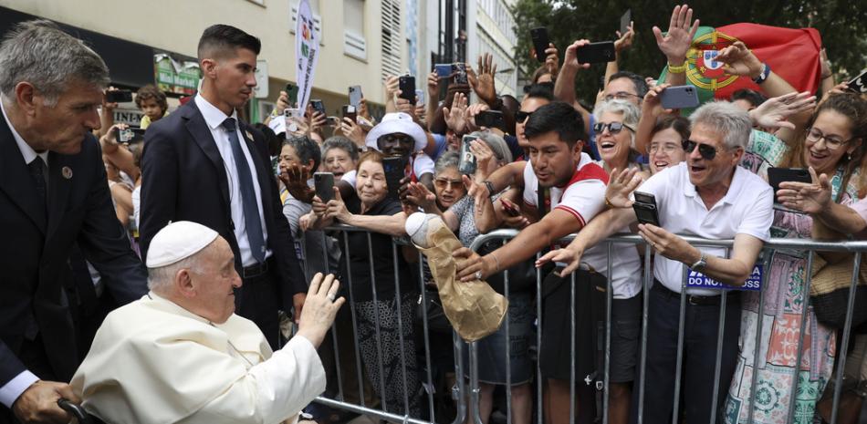 El papa Francisco saluda a la multitud