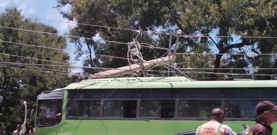 Autobús de la OMSA choque con poste del tendido eléctrico.