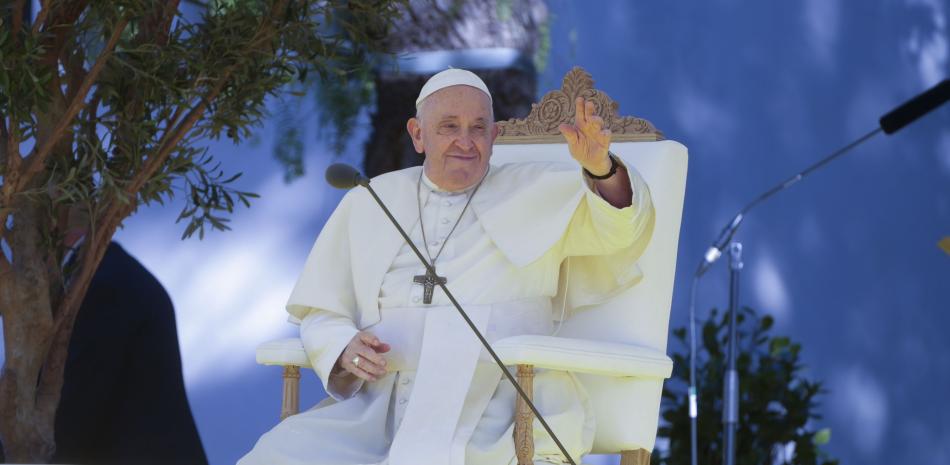 El papa Francisco acude a un encuentro con estudiantes de la Universidad Católica de Portugal, en Lisboa, el 3 de agosto de 2023.