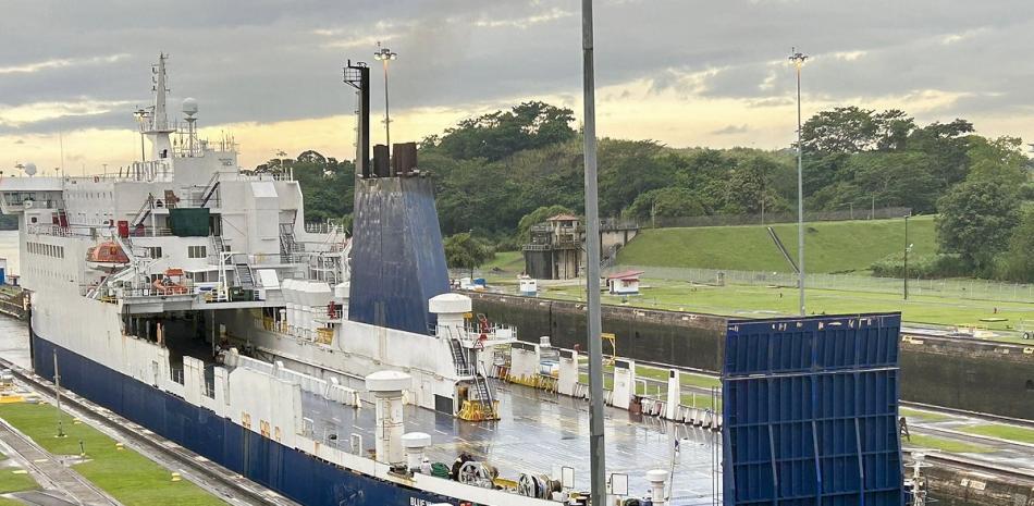 Esta imagen distribuida por la Comisión Ejecutiva Portuaria Autónoma de El Salvador (CEPA) muestra el "Blue Wave Harmony" siendo guiado a través de las esclusas de Miraflores del Canal de Panamá en la Ciudad de Panamá el 30 de julio de 2023.