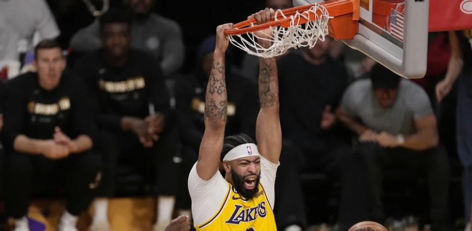 El alero de los Lakers de Los Ángeles, Anthony Davis (3), hace un mate contra los Nuggets de Denver en la segunda mitad del Juego 4 de la serie final de la Conferencia Oeste de 2023.