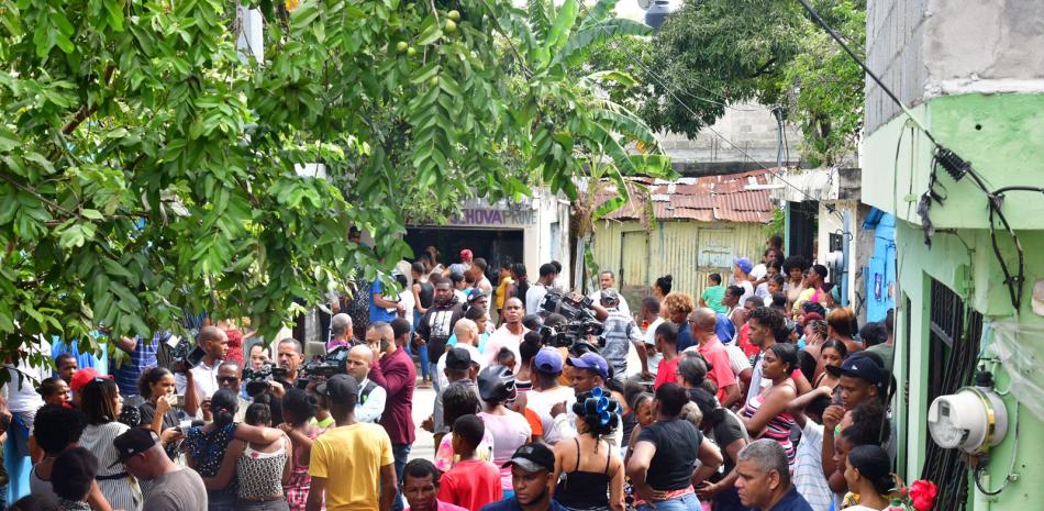 Familiares, amigos y vecinos de la niña Willenny Lorenzo, de 11 años, se congregaron en el barrio para el velatorio de sus restos