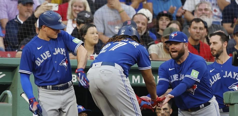 Vladimir Guerrero Jr. es felicitado por sus compañeros tras sacar al bola del parque.