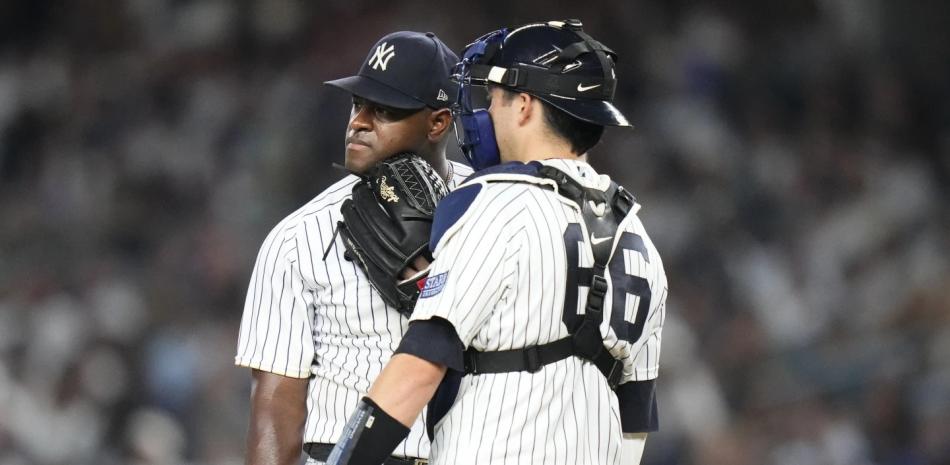 El receptor de los Yanquis,, Kyle Higashioka, habla con Luis Severino luego que Jordn Álvarez le diera un cuadrangular.