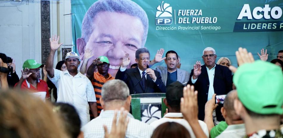 Leonel Fernández juramenta nuevos miembros a la FP en Santiago