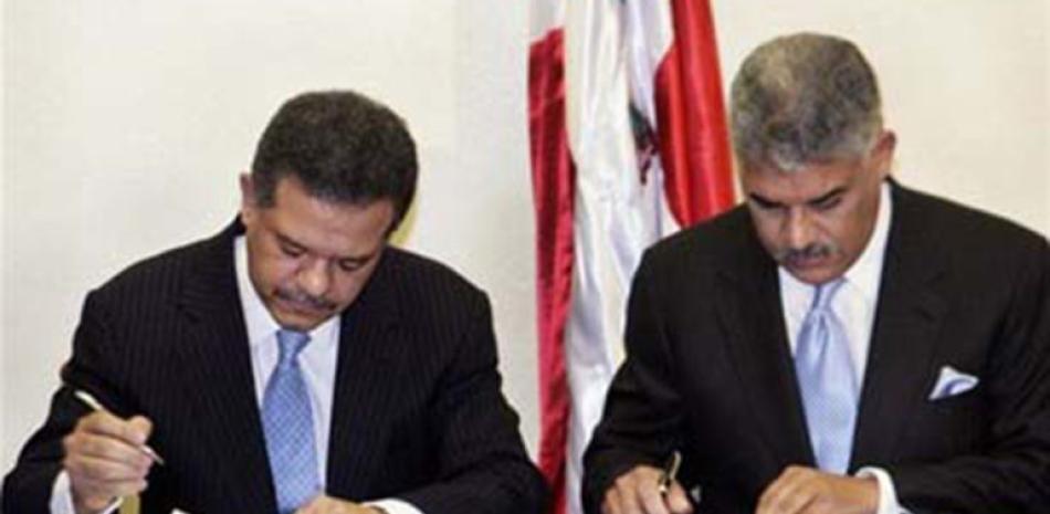 Leonel Fernández firman el pacto conocido como "Pacto de las corbatas azules"