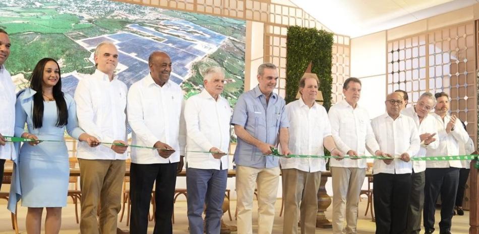 Las inauguraciones fueron encabezadas por el presidente Luis Abinader, iniciaron con la puesta en marcha del Parque Solar Esperanza, en la provincia Valverde.