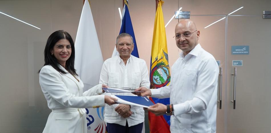 Yamily López, Leonardo Aguilera y el embajador Santiago Martínez Espínola.