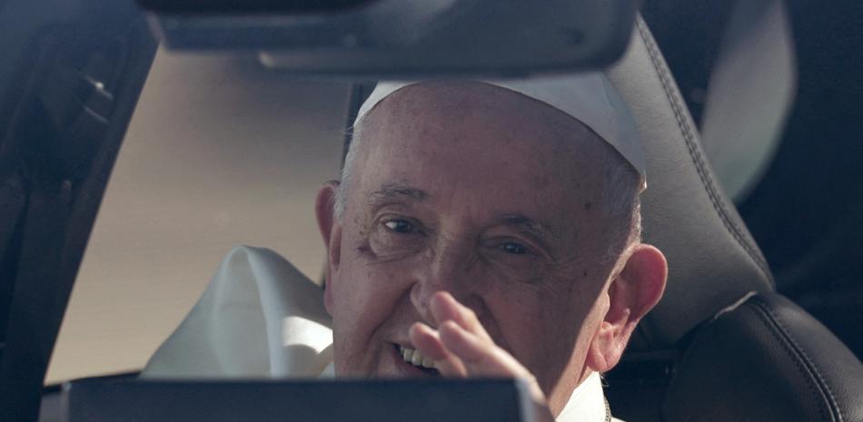 El Papa Francisco saluda desde el automóvil cuando llega para su ceremonia de despedida en la base aérea de Figo Maduro en Lisboa, antes de volar de regreso a Roma el 6 de agosto de 2023.