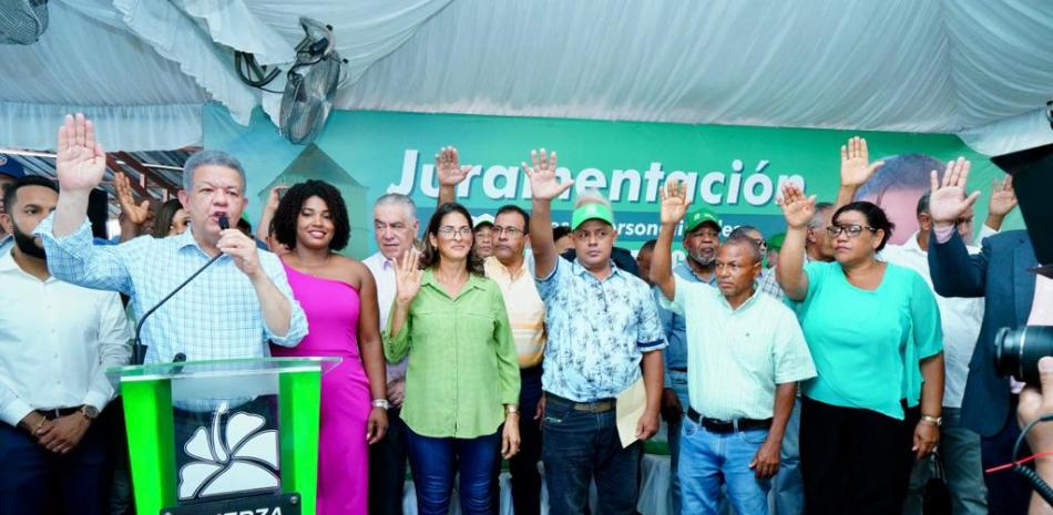 Antiguos regidores y alcaldes de la provincia Monte Plata fueron juramentados por el expresidente Fernández en el Partido Fuerza del Pueblo.