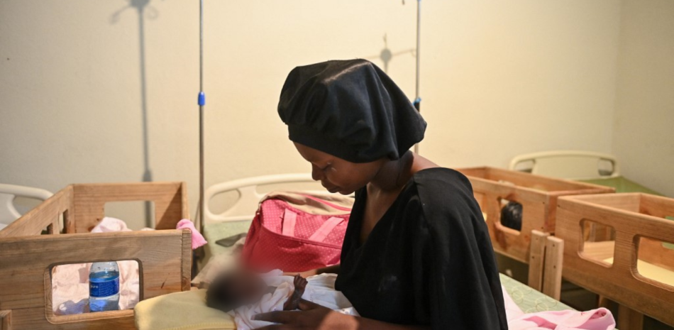Una madre cuida a su hijo desnutrido en el Centro Hospitalario Fontaine en el barrio pobre de Cite Soleil en Port-au-Prince el 4 de agosto de 2023.