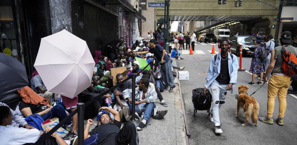 Migrantes hacen fila afuera del Hotel Roosevelt