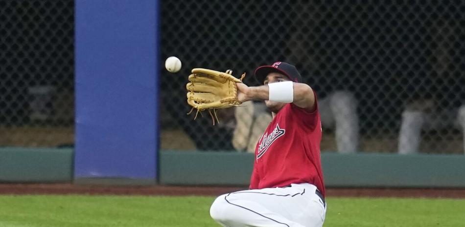 Ramón Laureano busca fildear una pelota en los jardines en el choque que los Guardianes se impusieron a los Azulejos.