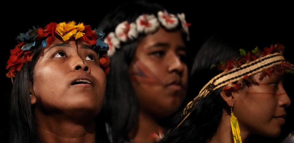 Jóvenes indígenas tembe realizan una danza ritual