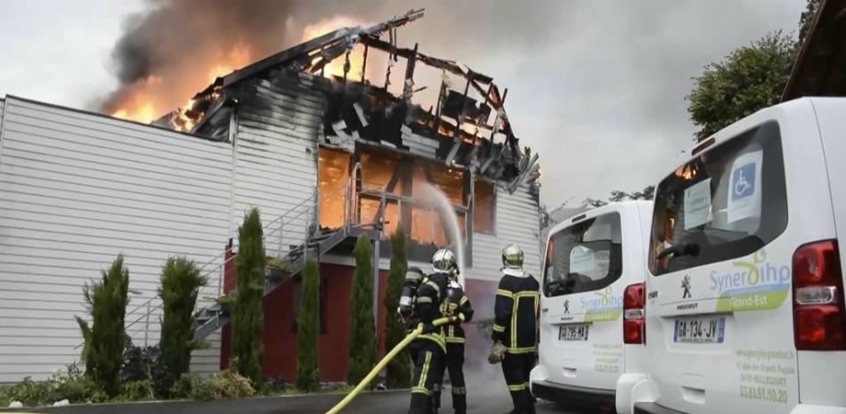 Los bomberos intentan contener el incendio en una casa de vacaciones en la ciudad de Wintzenheim