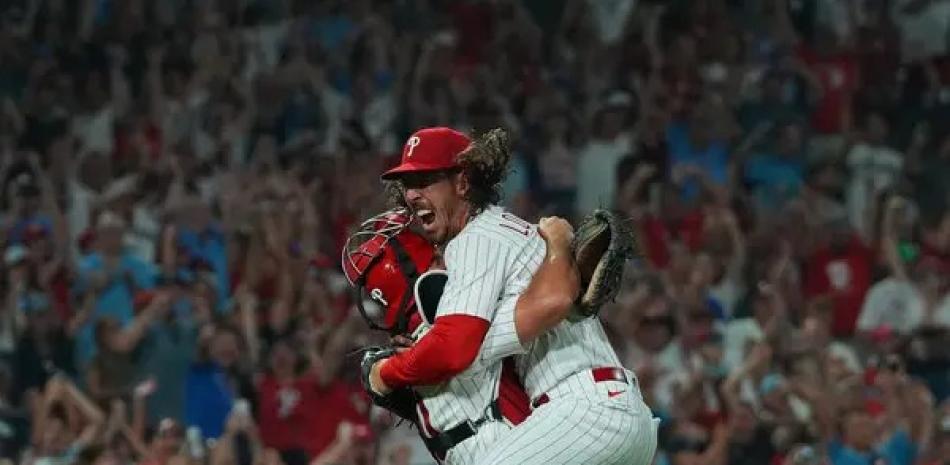 Michael Lorenzen festeja junto con el receptor J. T Realmuto luego de lanzar un partido sin hit ante los Nacionales