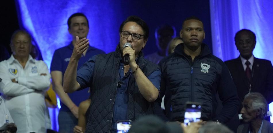 El candidato presidencial Fernando Villavicencio habla durante un evento de campaña en una escuela minutos antes de ser asesinado a tiros afuera de la misma escuela en Quito.