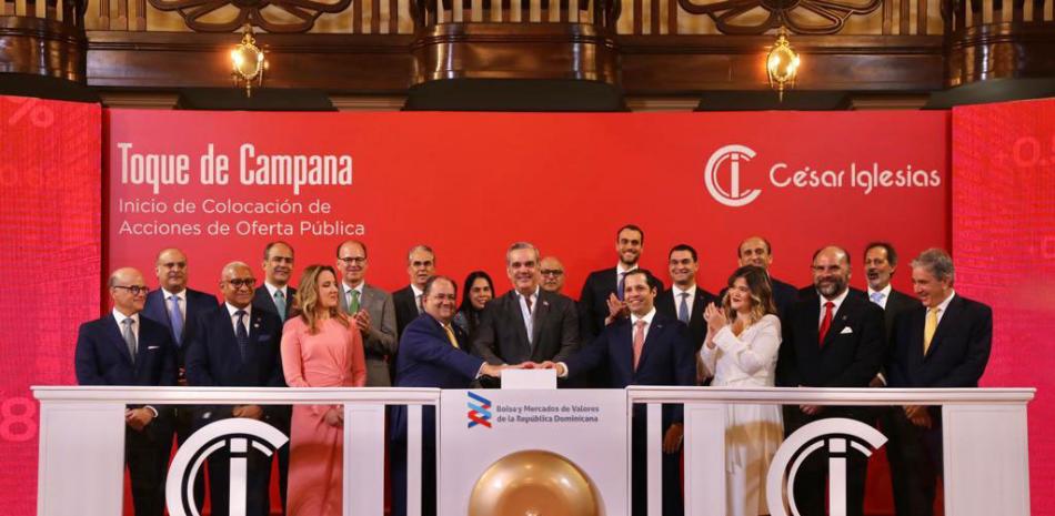 Luis Abinader con ejecutivos de César Iglesias durante “el campanazo”.