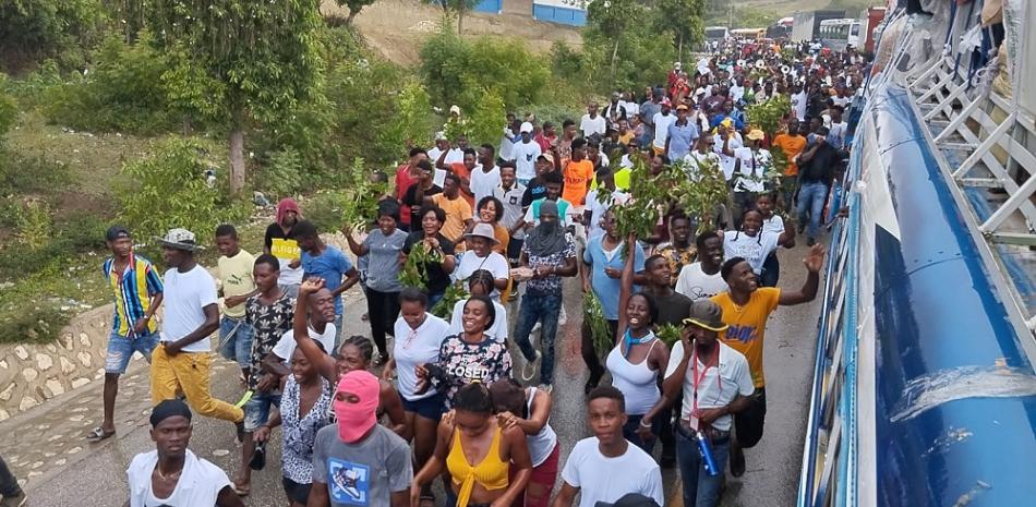 Cientos de personas tomaron las calles del pueblo fronterizo, Belladere en Haití, en manifestación de la liberación del empresario Tenvil Mackenson “Macken”