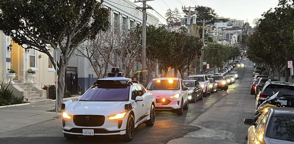 - Un taxi sin conductor de Waymo se detiene en una calle de San Francisco