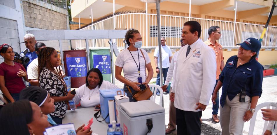 Cientos de ciudadanos residentes en el sector La Zurza, del Distrito Nacional, asistieron ayer a la jornada de salud que organizó el Ministerio de Salud Pública en la Escuela Básica Aída Cartagena Portalatín, para recibir atenciones médicas en diferentes áreas.